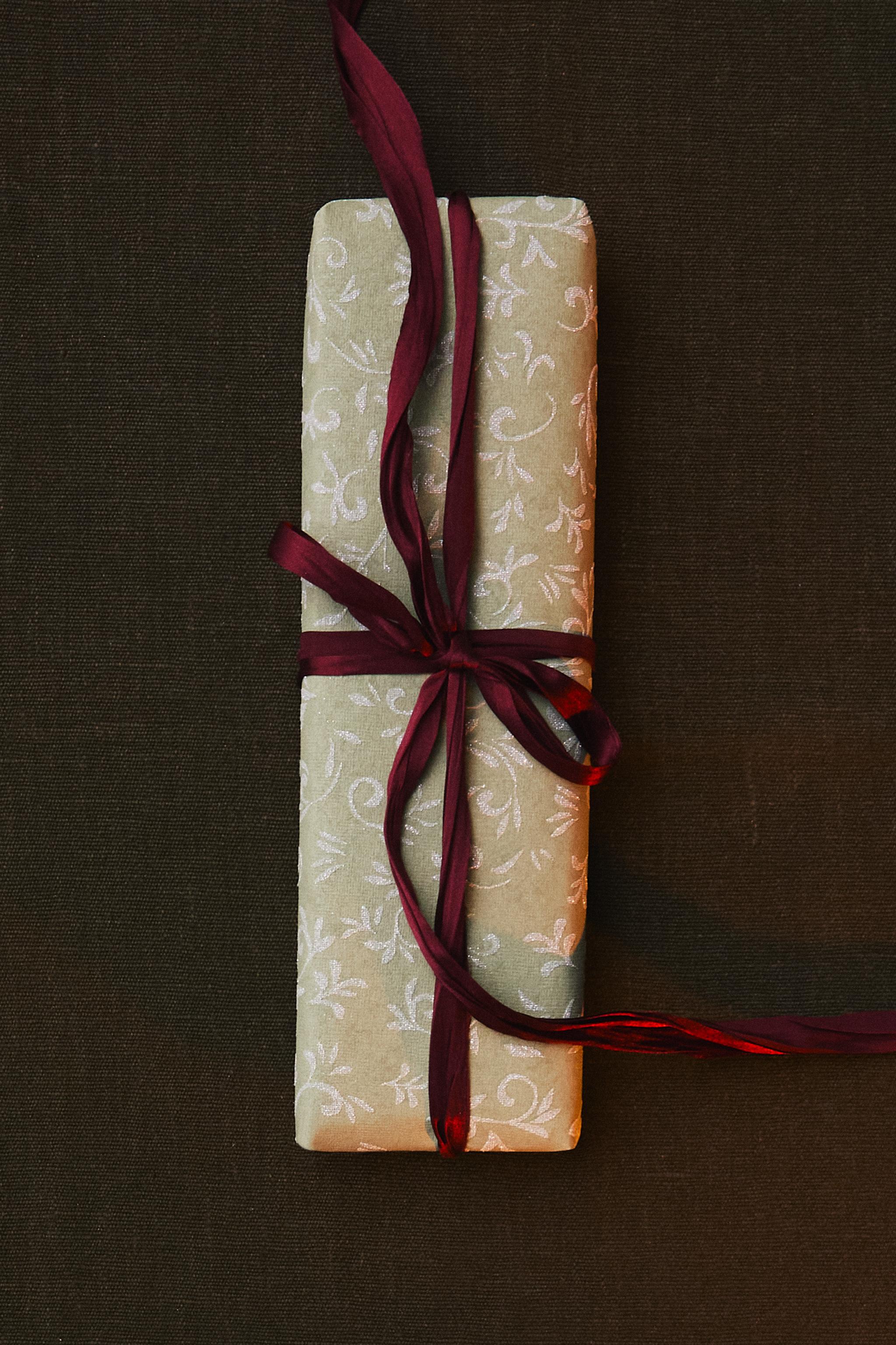 CHRISTMAS GLITTER LEAF WRAPPING PAPER